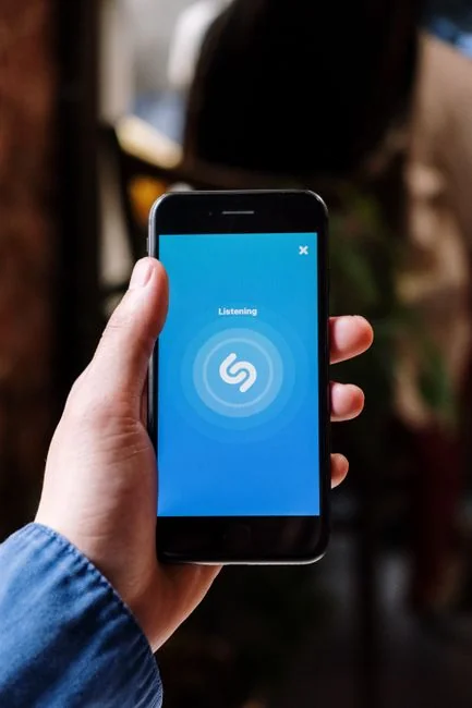 Gros plan sur un smartphone affichant l’écran d’accueil de l’application Instagram, invitant les utilisateurs à s’inscrire.